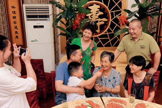 2019年9月13日，浙江南浔久安老年城餐厅， 84岁的沈学安老人（前右二）和前来看望她的亲人欢聚 谭进摄/本刊
