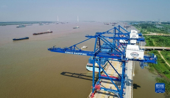 这是8月1日拍摄的阳逻国际港集装箱水铁联运项目码头平台（无人机照片）。新华社发（伍志尊摄）