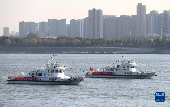 渔政执法船队从长江武汉段江面驶过（2020年12月31日摄）。长江流域重点水域于2021年1月1日0时起正式进入“十年禁渔期”。新华社记者 程敏 摄