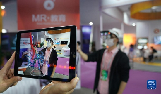 2020年10月19日，2020世界VR产业大会云峰会在江西省南昌市开幕，这是观众在大会VR/AR产品和应用展览会上体验“MR交互系统”在医务教学上的应用。新华社记者 胡晨欢 摄