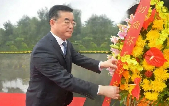 10月19日，湖南省委书记张庆伟专程来到韶山，向毛泽东同志铜像敬献花篮。图/华声在线