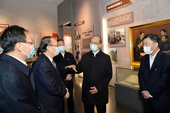 10月20日上午，许勤参观了中共黑龙江历史纪念馆。图/黑龙江新闻网
