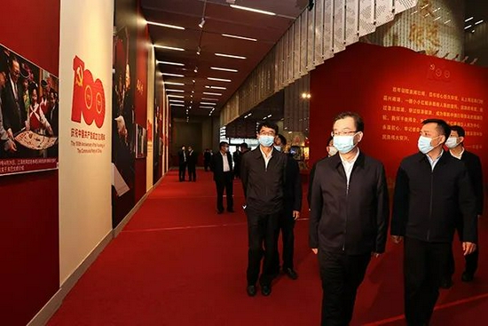 王宁参观了云南省庆祝中国共产党成立100周年成就展。图/云南网