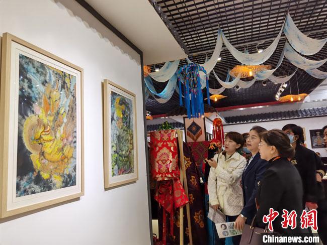 10月17日，中国—中亚妇女发展论坛代表参观甘肃省“陇原巧手馆”。徐雪摄