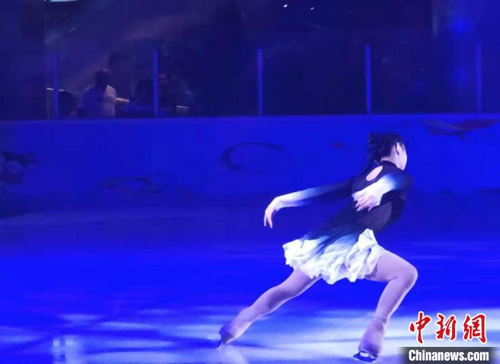 图为李思娴在北京国贸商城滑冰场进行花样滑冰表演。　受访者供图