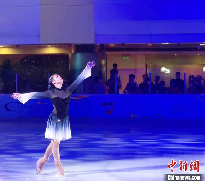 图为李思娴在北京国贸商城滑冰场进行花样滑冰表演。　受访者供图