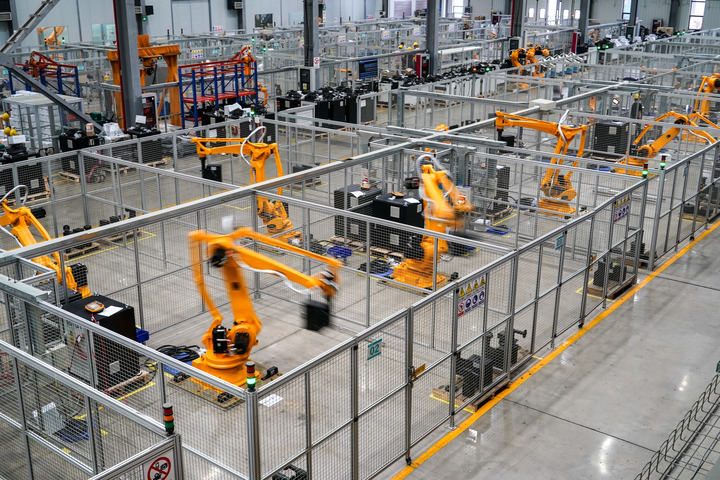 7月1日，在位于江苏省南京市江宁区的南京埃斯顿自动化股份有限公司工业机器人生产车间，工业机器人在进行跑合测试。新华社记者 李博 摄