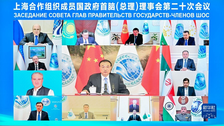 11月25日，国务院总理李克强在北京人民大会堂出席上海合作组织成员国政府首脑（总理）理事会第二十次会议。会议以视频方式举行。新华社记者 翟健岚 摄