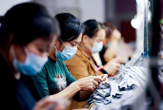 2021年11月5日，江西新余市分宜县一家服饰加工类小微企业的生产车间。图/视觉中国