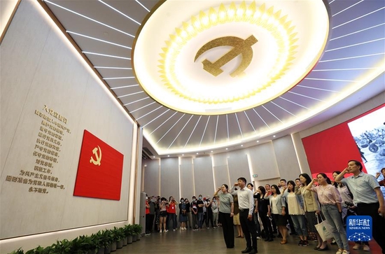党员在上海中共一大纪念馆里重温入党誓词（6月3日摄）。新华社记者 刘颖 摄