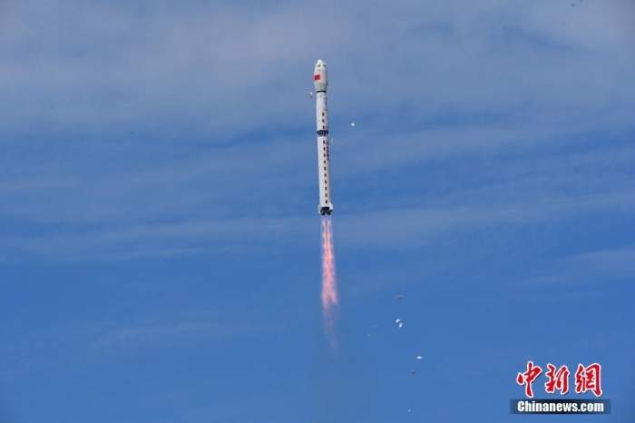 8月3日11时47分，中国在酒泉卫星发射中心用长征四号丙遥四十四运载火箭，成功发射风云三号06星，卫星顺利进入预定轨道，任务取得圆满成功。该卫星将接替在轨超期服役的风云三号C星，探测数据主要用于天气预报、大气化学和气候变化监测业务及研究。汪江波 摄
