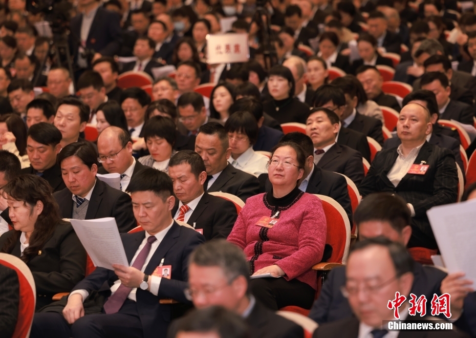 1月23日，安徽省第十四届人民代表大会第二次会议在合肥开幕。图为代表委员认真听取政府工作报告。