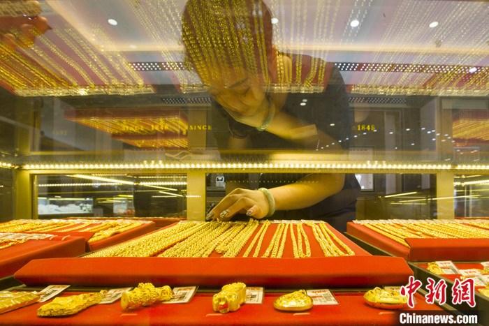 山西省太原市，一商场工作人员整理黄金饰品。<a target='_blank' href='/'>中新社</a>记者 张云 摄