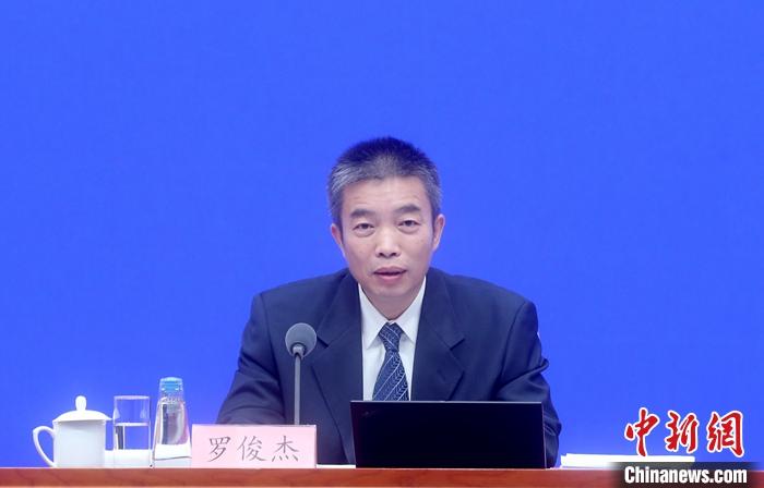 10月19日，中国国务院新闻办公室在北京举行新闻发布会，介绍2021年前三季度工业和信息化发展情况。工业和信息化部新闻发言人、运行监测协调局局长罗俊杰出席 。 <a target='_blank' href='http://www.chinanews.com/'>中新社</a>记者 张宇 摄