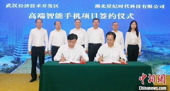 湖北星纪时代科技有限公司与武汉经济技术开发区签署战略合作协议。李岿 摄