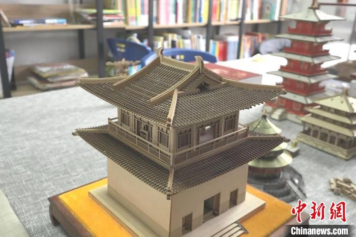 张禾制作的木制古建筑模型。　张俊 摄