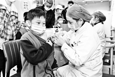 长沙某学校一年级小学生进行新冠病毒疫苗接种供图/视觉中