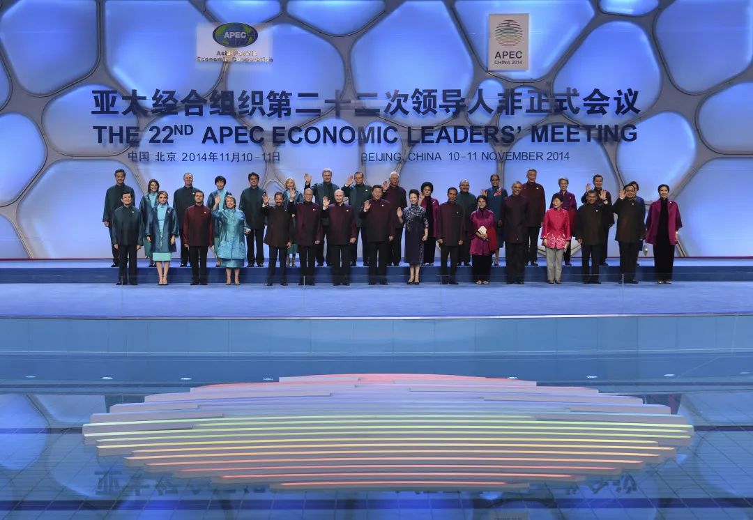 ▲ 2014年11月10日，国家主席习近平和夫人彭丽媛在北京国家游泳中心（水立方）举行宴会，欢迎出席亚太经合组织第二十二次领导人非正式会议的各成员经济体领导人、代表及配偶。这是习近平夫妇与各成员经济体领导人、代表及配偶集体合影。新华社记者 马占成 摄