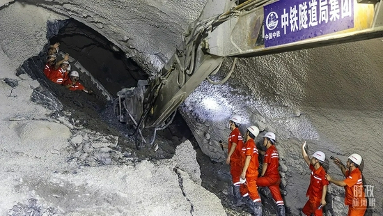 △2021年6月5日，云南西双版纳，中老铁路隧道全部贯通。（图/视觉中国）