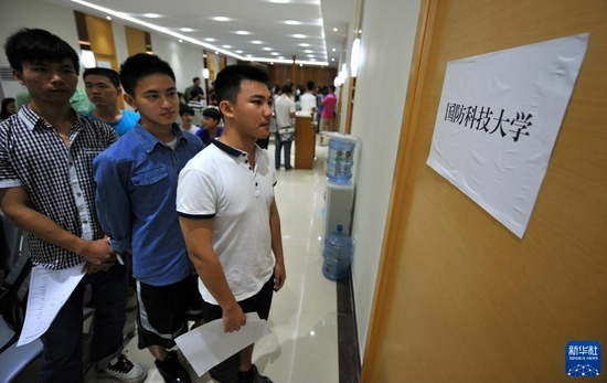 考生在海口国防科技大学面试体检点等待面试（2013年7月2日摄）。新华社记者 郭程 摄