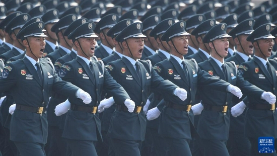  2019年10月1日，庆祝中华人民共和国成立70周年大会在北京天安门广场隆重举行，这是行进中的文职人员方队。新华社记者 刘大伟 摄