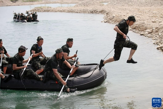 武警猎鹰突击队特战队员在北京某域开展“魔鬼周”水上课目训练（2019年6月22日摄）。新华社发（杨志毅 摄） 