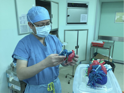 2018年3月份，在广东省人民医院先心外科手术室内，主刀医生利用3D打印出来的器官模型，对将要进行手术的患儿进行术前再次规划。受访者供图