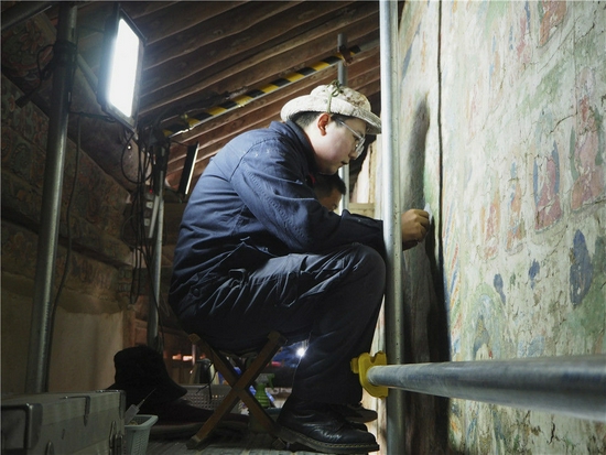 2021年4月27日，壁画修复师在位于青海省海东市的瞿昙寺修复壁画。新华社记者 白玛央措 摄