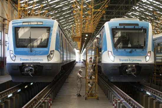 2020年11月16日，在布宜诺斯艾利斯省拉瓦约，中国和阿根廷技术人员对阿根廷城际铁路列车进行日常检查。