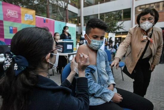 2021年9月27日，一名儿童在智利首都圣地亚哥接种科兴新冠疫苗。27日起，智利开始对6岁至11岁在校学生接种中国科兴疫苗。