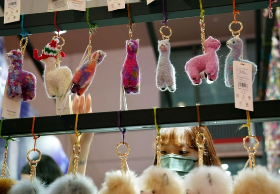 2021年11月7日，第四届中国国际进口博览会上，用秘鲁羊驼毛制作的挂件广受欢迎。