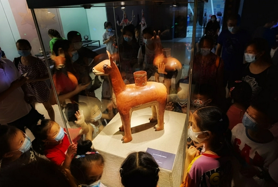 2020年7月4日，游客正在重庆中国三峡博物馆观看“失落的黄金国——安第斯文明特展”。该展以安第斯文明为主线，展出来自秘鲁11家博物馆的近200件套陶器、金器、纺织品等文物。