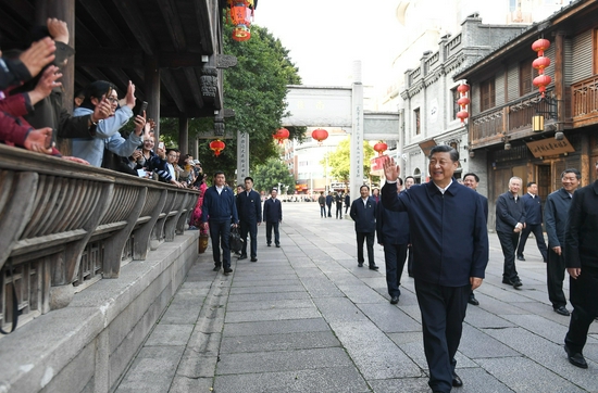 △2021年3月24日下午，中共中央总书记、国家主席、中央军委主席习近平在福州三坊七巷历史文化街区考察时，向游客和市民招手致意。