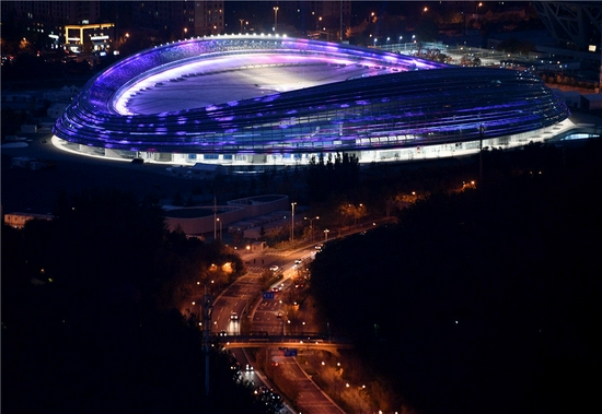 这是2021年10月28日拍摄的国家速滑馆夜景。新华社记者 张晨霖 摄