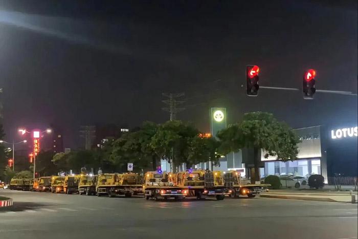 有多辆拖车出现在东莞寮步汽车城门口。视频截图
